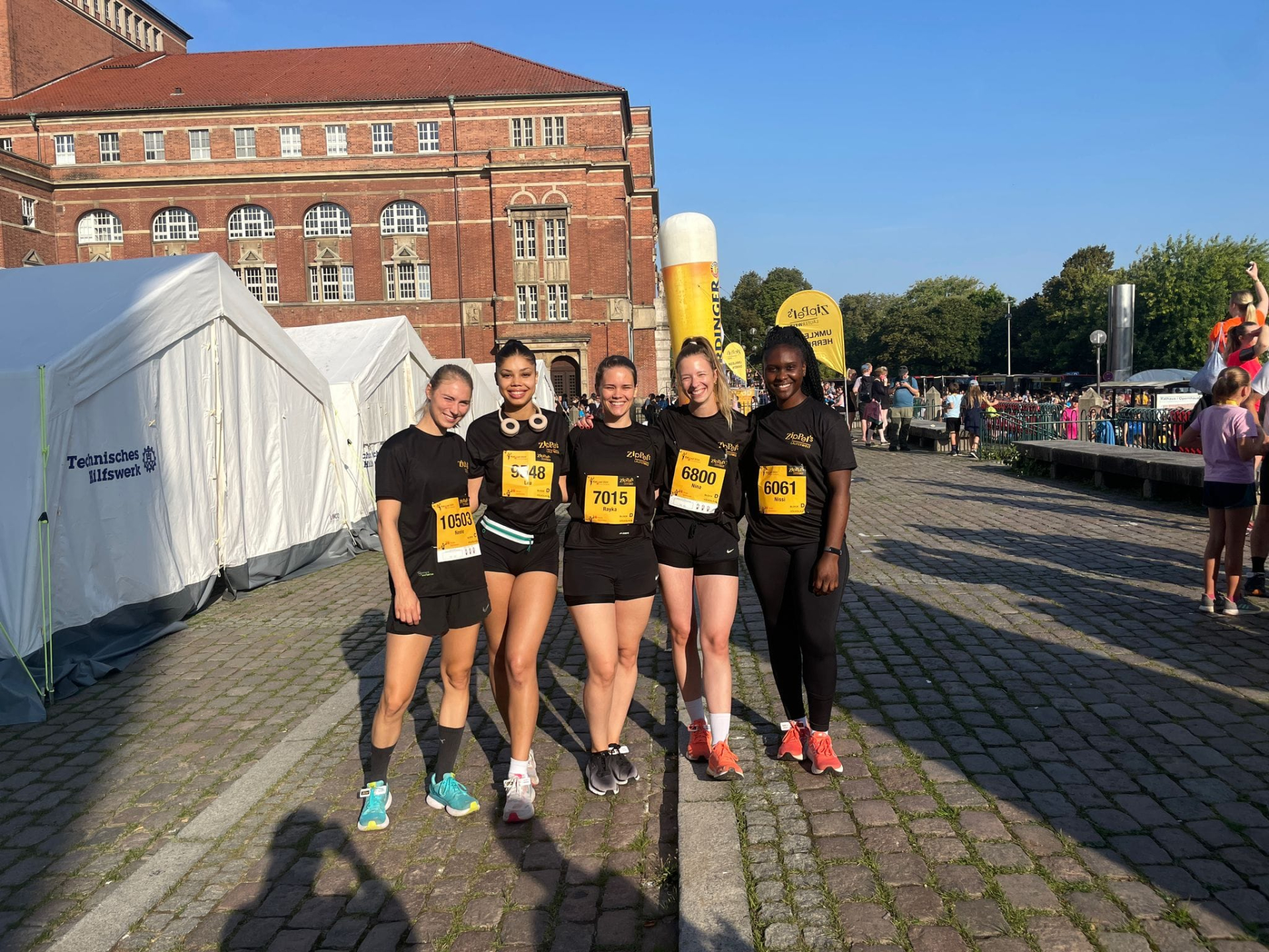 5 Frauen mit ihren Lauf-T-shirts und Startnummern